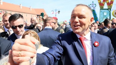 Nawrocki dalej liderem, ale na podium zmiany. Jest najnowszy ranking zaufania