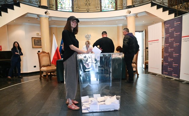 Nawrocki kontra Mentzen. Zacięty bój o głosy Polaków za granicą