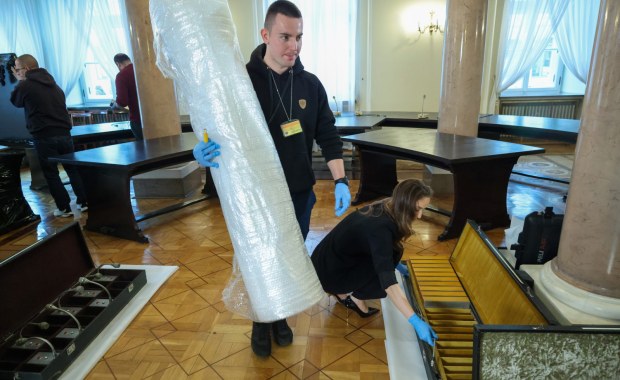 Nawrocki usuwa Okrągły Stół. "Kłuł w oczy", "Fetyszyzujecie mebel"