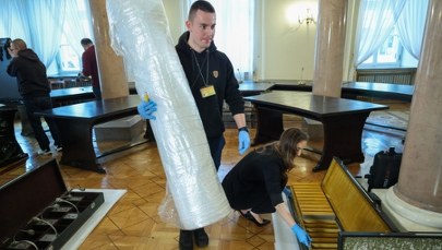 Nawrocki usuwa Okrągły Stół. "Kłuł w oczy", "Fetyszyzujecie mebel"