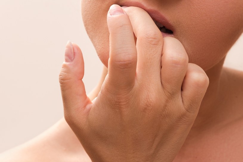 Nawyk obgryzania paznokci można zwalczyć. Niekiedy może być potrzebna pomoc specjalisty /123RF/PICSEL