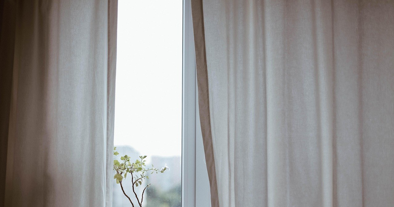 Найкраще аромат тримається у домі, якщо його нанести на фіранки та штори /pixabay.com