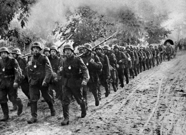 Naziści zalali Polskę w 1939 roku. Po rozbiciu regularnej armii do walki przystąpiło podziemie... /AFP