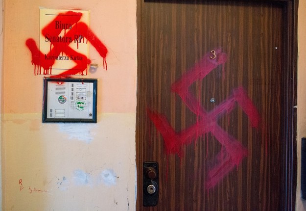 Nazistowskie symbole, na biurze senatorskim Kazimierza Kutza w Katowicach /Andrzej Grygiel /PAP