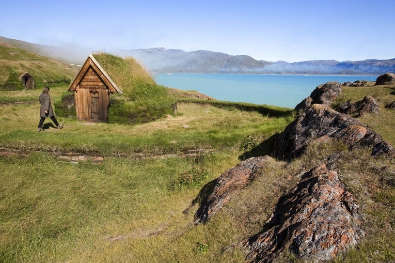 Nazwa Grenlandii to paradoks. Oznacza bowiem Zieloną Krainę. Tu: rekonstrukcja osady Wikingów na Grenlandii /van Dierendonck, Bernard /East News