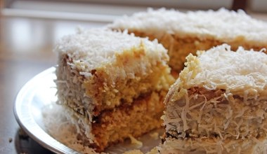 Nazwa tego ciasta rozbawi każdego. Twoi goście pokochają za kokosowy smak