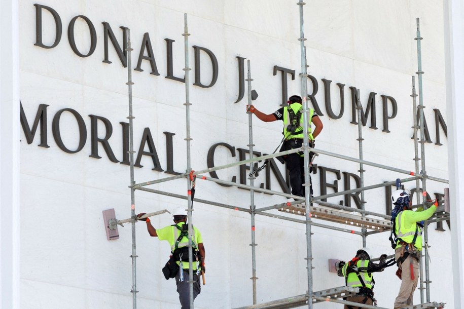 Nazwisko Trumpa znika z Kennedy Center. Sąd nakazał jego usunięcie /ALEX WROBLEWSKI/AFP /East News