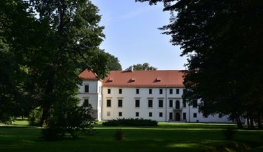 Nazywają go małym Wawelem. Dojedziesz do niego pociągiem 