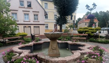 Nazywają go Wenecją Karkonoszy. Ma piękną starówkę i podziemne atrakcje