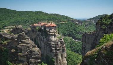 Nazywają je ósmym cudem świata. To miasto "wisi" na skałach 