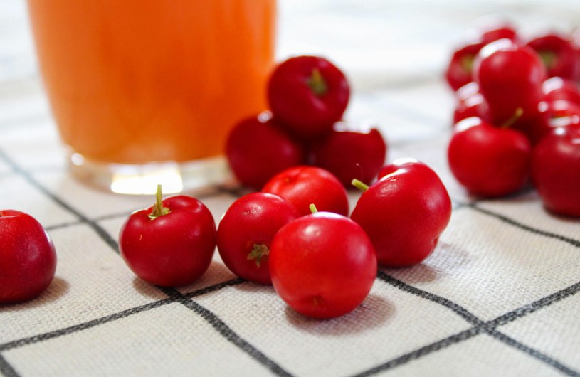 Nazywana jest wiśnią z Barbadosu. Ma 30 razy więcej witaminy C niż cytryna i wspiera produkcję kolagenu