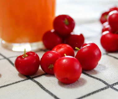 Nazywana jest wiśnią z Barbadosu. Ma 30 razy więcej witaminy C niż cytryna i wspiera produkcję kolagenu 