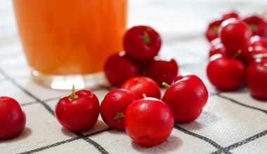 Nazywana jest wiśnią z Barbadosu. Ma 30 razy więcej witaminy C niż cytryna i wspiera produkcję kolagenu 