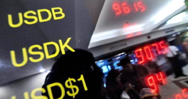 NBP i BGK sprzedaje waluty na rynku /AFP