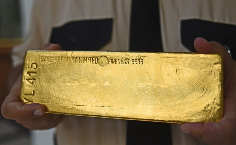 NBP poinformował o zasobach złota w posiadaniu banku centralnego. Na zdj. sztabka złota prezentowana w krakowskim oddziale NBP /Marek Lasyk  /Reporter