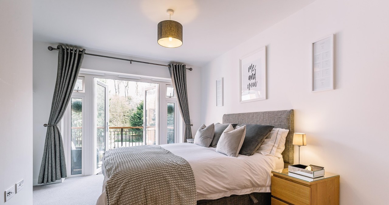 Не розташовуйте ліжко прямо навпроти дверей - це сприяє витоку енергії /pixabay.com