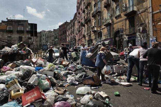 Neapol i wojna śmieciowa /AFP