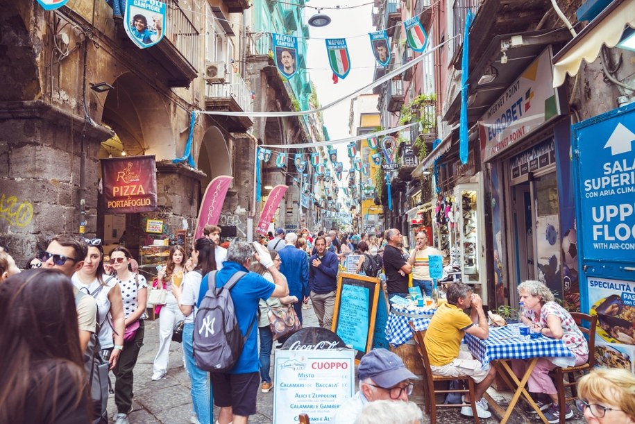 Neapol na rozdrożu: Jak nadmierna turystyka wyludnia włoskie miasta /Shutterstock