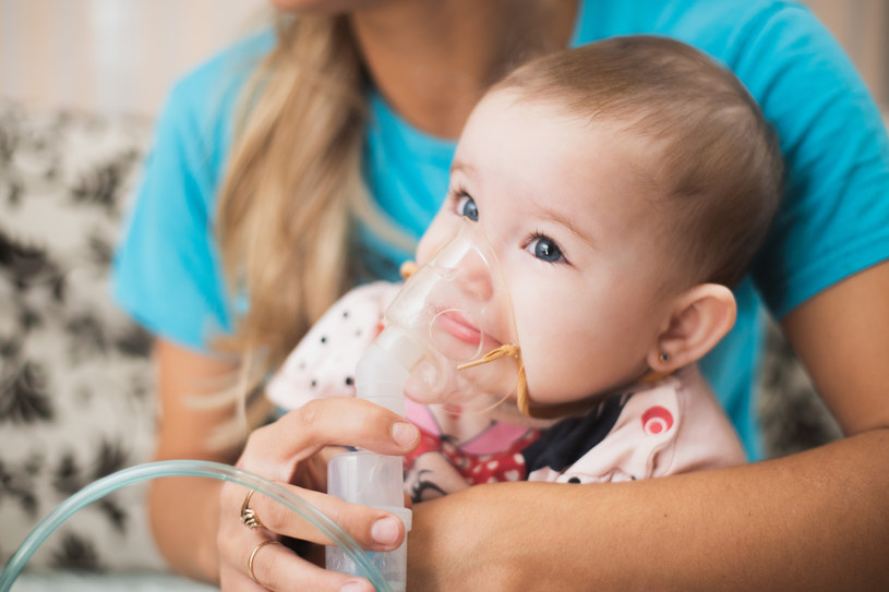 Nebulizacja jest dobrze znana rodzicom. Pomaga wziewnie podać lek nawet niemowlętom /123RF/PICSEL
