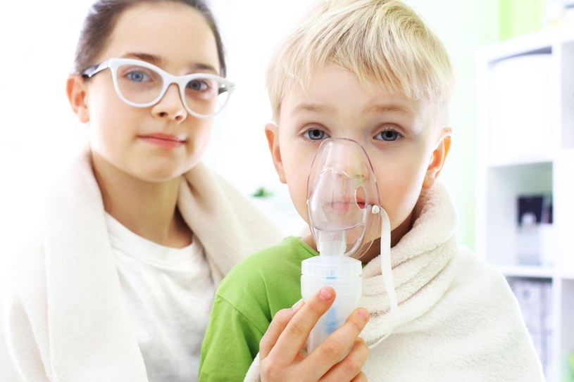 Nebulizacja jest rodzajem inhalacji, która polega na podawaniu roztworów leków w postaci rozpylonej mgły /123/RF PICSEL