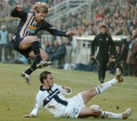 Nedved i Paolo Cannavaro walczą o piłkę. Parma-Juve 1:1 /AFP