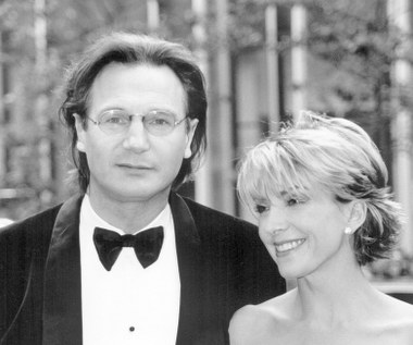 Neeson karierę filmową starał się pogodzić z teatrem, bo bez niego, jak twierdzi, zwariowałby. Grając na Broadwayu, poznał brytyjską aktorkę Natashę Richardson. Przeżyli razem piętnaście lat. Doczekali się dwóch synów - Michaela i Daniela.

W 2009 roku Richardson zmarła na skutek obrażeń głowy, których doznała podczas wypadku na stoku narciarskim w Kanadzie. Jej mąż kręcił wtedy film w Montrealu.

O najtrudniejszych dniach swojego życia opowiedział magazynowi "Esquire". "Wchodzę na ostry dyżur, na sali jest około 70-80 osób - złamane ręce, podbite oczy i podobne przypadki. I po raz pierwszy od lat nikt mnie nie poznaje. Ani pielęgniarki. Ani pacjenci. Nikt. Przejechałem kawał drogi i nikt nie pozwala mi teraz zobaczyć się z żoną" - relacjonował Neeson. Dwa lata po tragedii przyznał: "Przetrwałem chyba dzięki ucieczce w pracę".

 