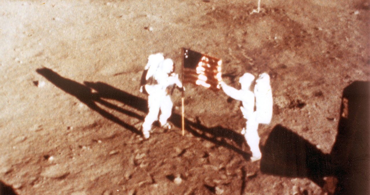 Neil Armstrong i "Buzz" Aldrin, 20 lipca 1969 r, misja Apollo 11 - amerykańska flaga na Księżycu /NASA/AFP /AFP