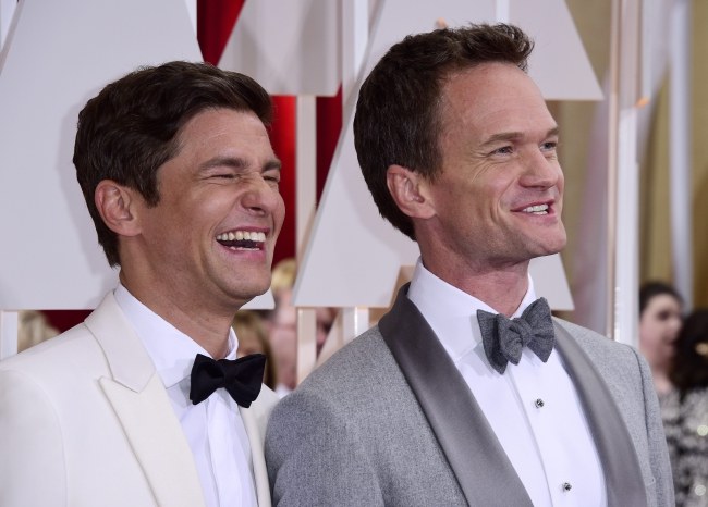 Neil Patrick Harris i jego partner na czerwonym dywanie /PAP/EPA/PAUL BUCK /PAP/EPA