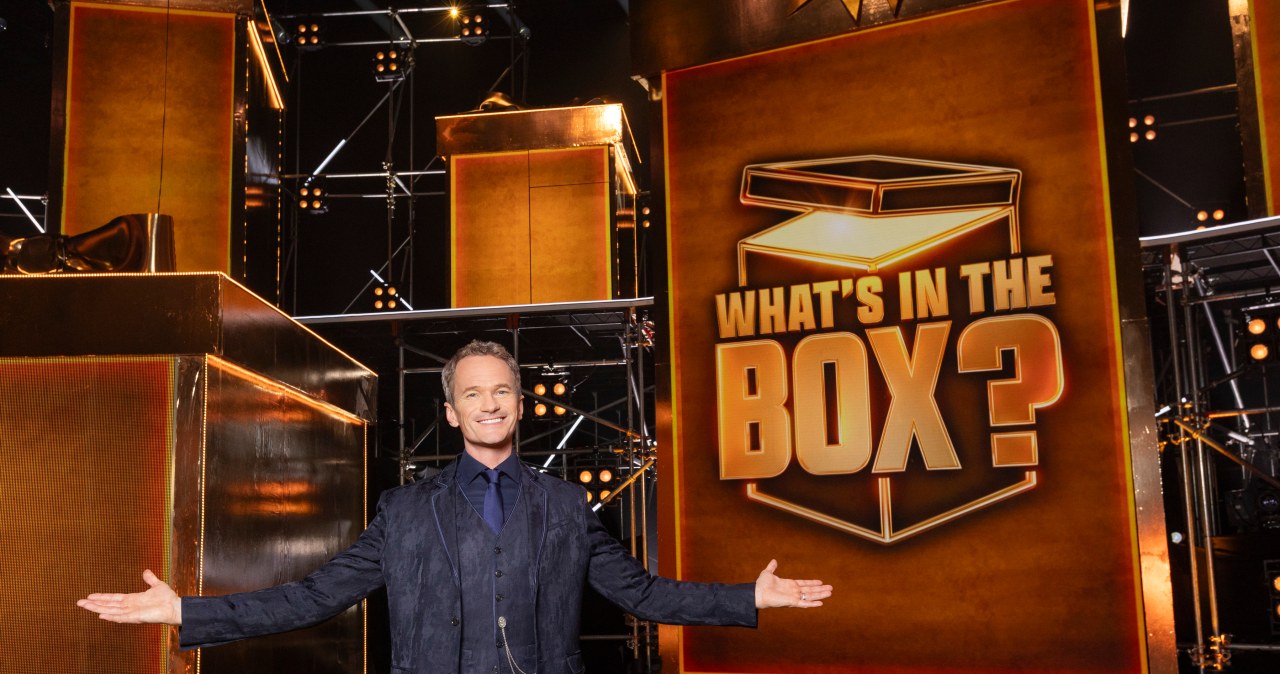 Neil Patrick Harris jako prowadzący "Co jest w pudełku?" /Tom Dymond/Netflix © 2025 /materiały prasowe