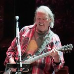 Neil Young usunięty ze Spotify! Straci na tym miliony?