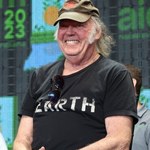 Neil Young zagrał na imprezie dla miliardera