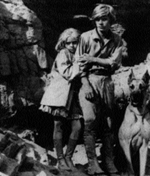 Nel (Monika Rosca) i Staś (Tomasz  Mędrzak) w ekranizacji W pustyni i w puszczy, reż. Władysław Ślesicki, 1973 r. /Encyklopedia Internautica