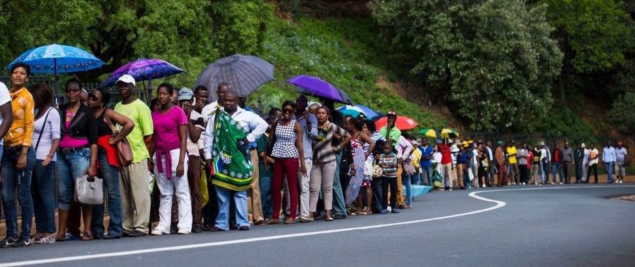 Nelson Mandela, bohater walki z apartheidem i pierwszy czarnoskóry prezydent RPA, zmarł 5 grudnia /IAN LANGSDON /PAP/EPA