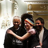 Nelson Mandela w otoczeniu gwiazd: Annie Lennox i Cat Stevens /AFP