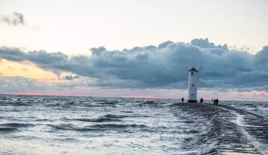 Немає натовпу, багато йоду в повітрі та цілющі грязі. Пенсіонери люблять цей курорт