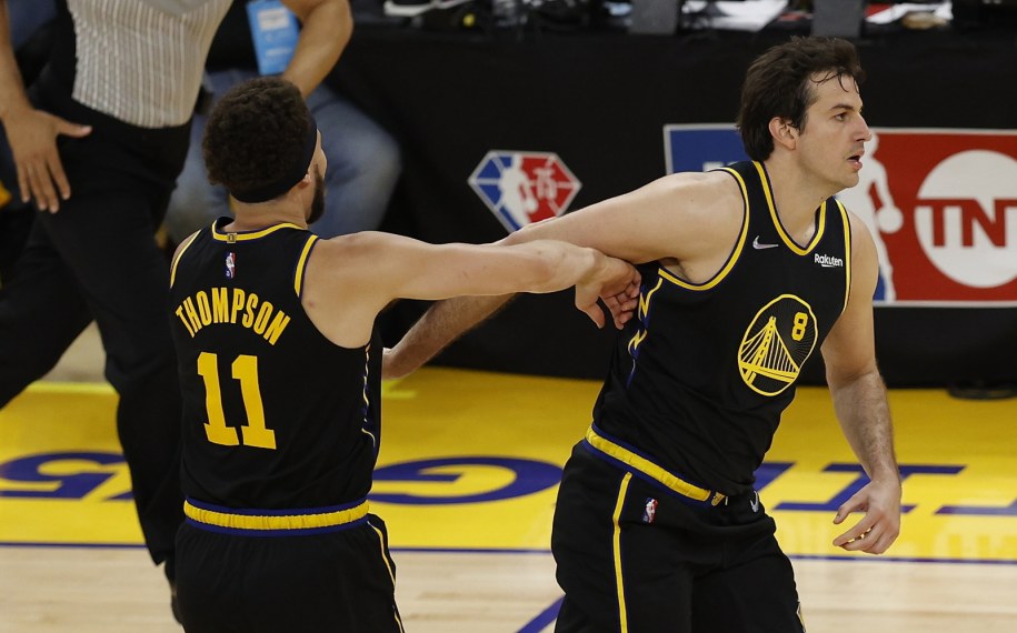Nemanja Bjelica (z prawej) oraz Klay Thompson z Golden State Warriors /JOHN G. MABANGLO /PAP/EPA
