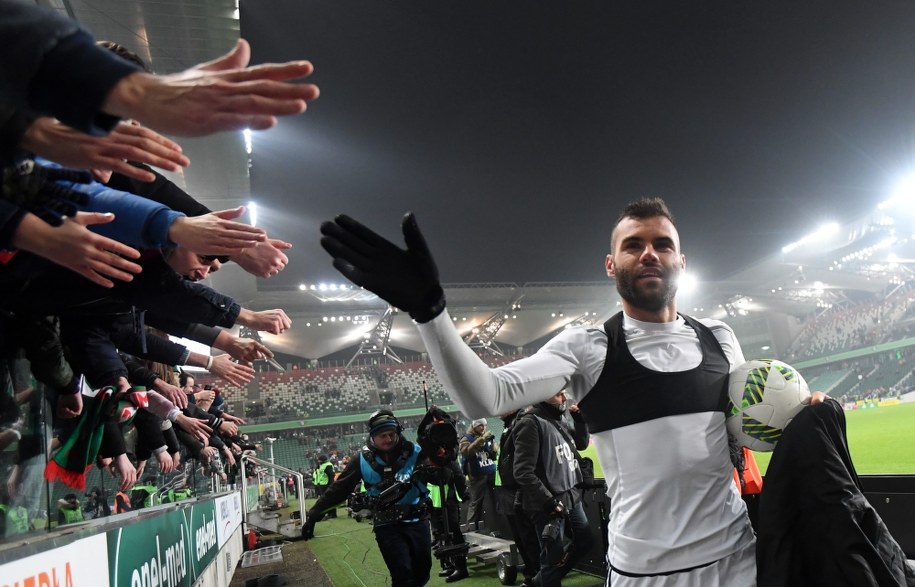 Nemanja Nikolic żegna się z kibicami po meczu Ekstraklasy z Górnikiem Łęczna /Bartłomiej Zborowski /PAP