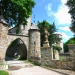 Neogotycka warownia w Górach Stołowych. Idealna na wiosenny spacer 