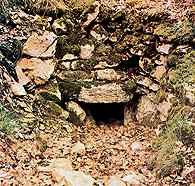 Neolit, wejście  do mogiły neolitycznej, Bougon, Francja /Encyklopedia Internautica