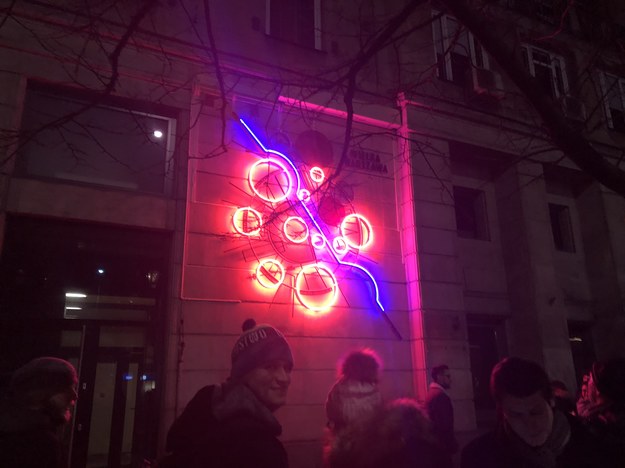 Neon ma nawiązywać do dawnych kolorowych świateł, które rozświetlały przedwojenną Warszawę nocą /Michał Dobrołowcz /RMF24