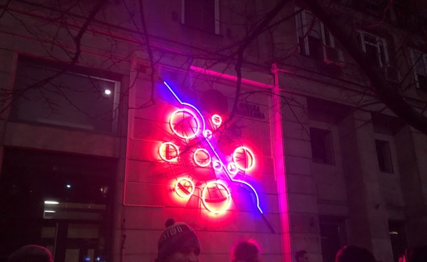 Neon "Wielka Warszawa" świeci już w centrum stolicy