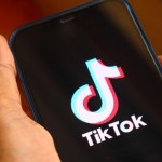 Neonaziści rekrutują 12-latki przez Telegram, TikTok czerpie zyski z ekstremizmu