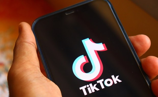 Neonaziści rekrutują 12-latki przez Telegram, TikTok czerpie zyski z ekstremizmu