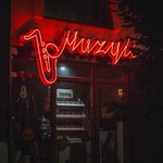 Neonowe szyldy rozbłysły na ulicy w Ostrowie Wielkopolskim