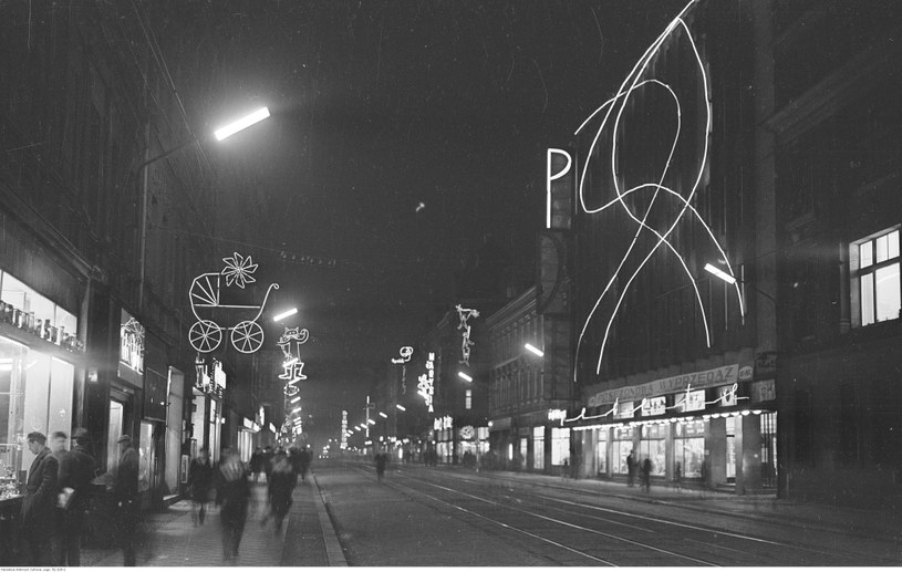 Neony przy ulicy 3 Maja w Katowicach (1966 rok) /Zbyszko Siemaszko /Z archiwum Narodowego Archiwum Cyfrowego