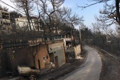 Neos Voutzas – miasto duchów. Spalone domy, na ulicach tylko wojskowe wozy 