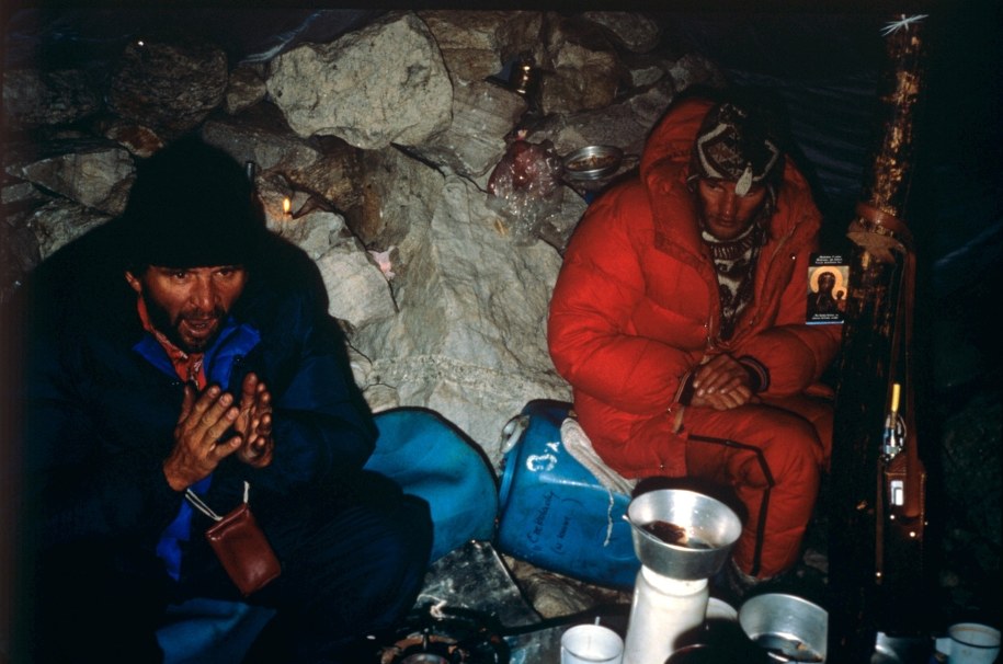 Nepal 1985. Polska wyprawa na Kanczendzongę 1985/1986. Zorganizowana przez Klub Wysokogórski z Gliwic pod kierownictwem Andrzeja Machnika. 11 stycznia 1986 Jerzy Kukuczka i Krzysztof Wielicki dokonali pierwszego zimowego wejścia na szczyt / 	Archiwum rodzinne Jerzego Kukuczki    /PAP