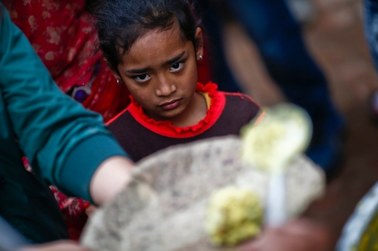 Nepal: Kataklizm spustoszył kotlinę. Uciekają z niej setki tysięcy ludzi