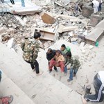 Nepal: Ponad 2 tys. ciał wydobyto spod gruzów. Z Polski jadą na pomoc strażacy i lekarze