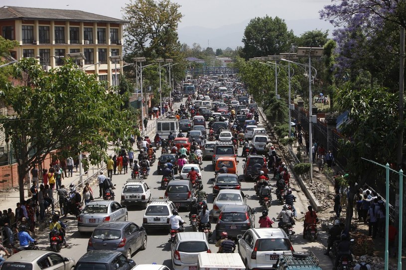 Nepalczycy próbują się wydostać z terenów zagrożonych trzęsieniem ziemi /AP/FOTOLINK /East News